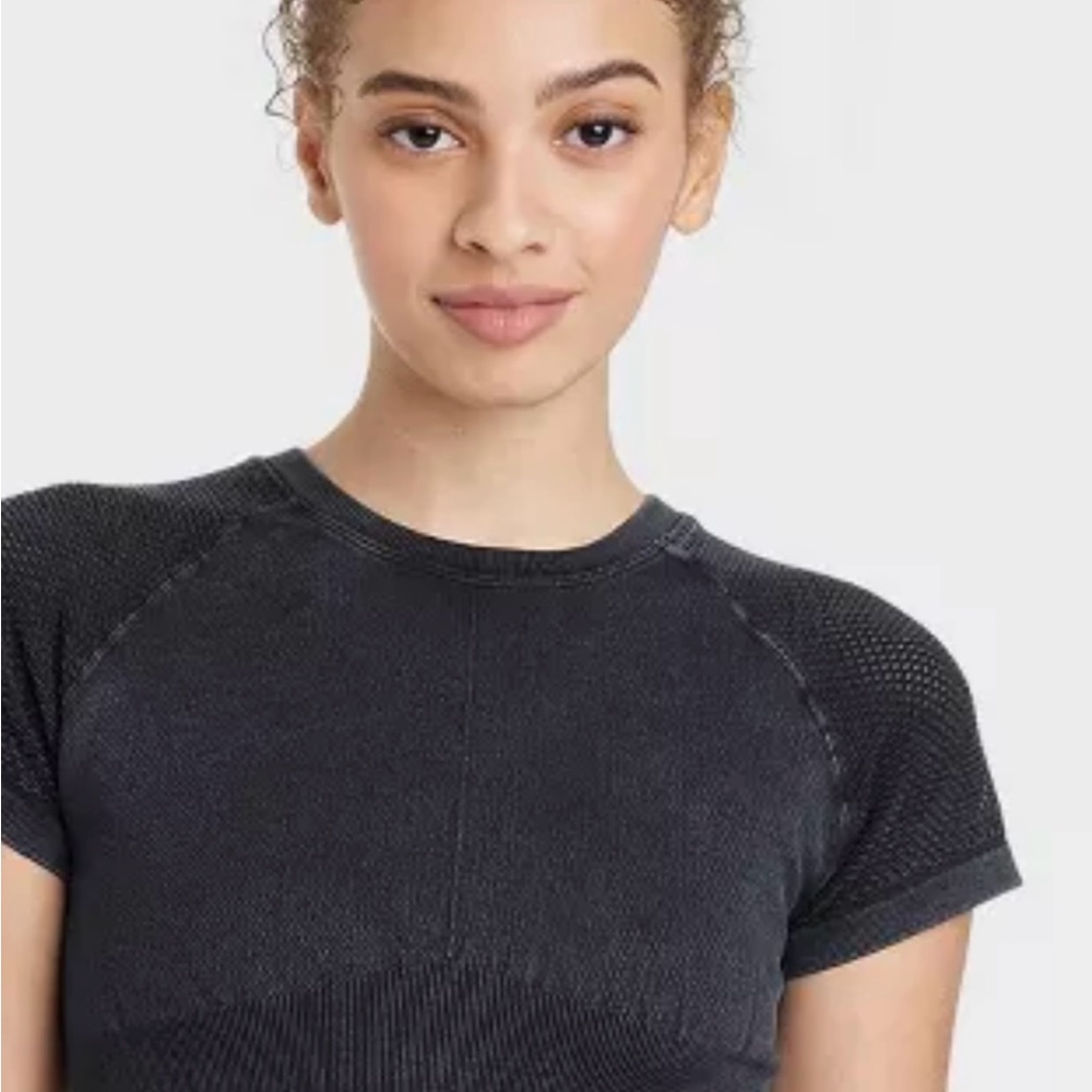 NWT JoyLab Women’s Seamless Crop Short Sleeve Shirt Size XS Flexible Knit Black